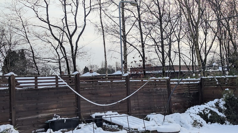 picture shows a  antenna wire drooping in heavy snow and ice