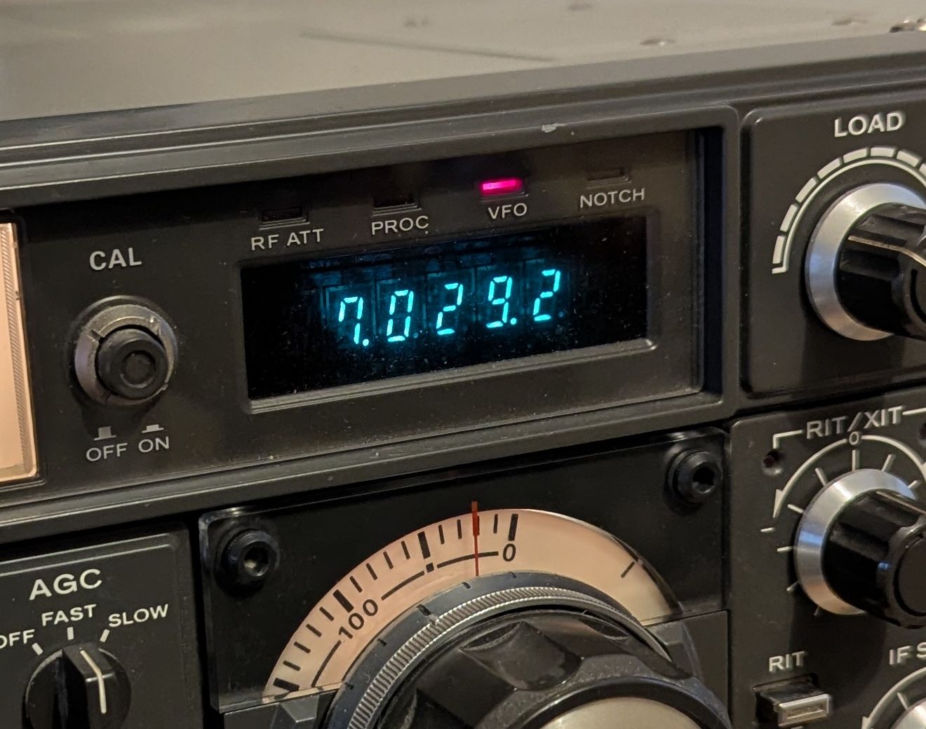 Image shows the Kenwood TS-530SP transceiver's digital display, the analogue tuning dial and VFO knob